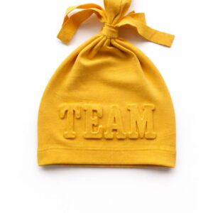 «Дитяча трикотажна шапка-вузлик з 3D написом TEAM, гірчична, для немовлят (унісекс)»  34 см